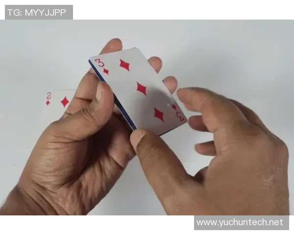 足球明星扑克牌魔术揭秘让你在聚会上成为焦点的绝妙技巧与表演